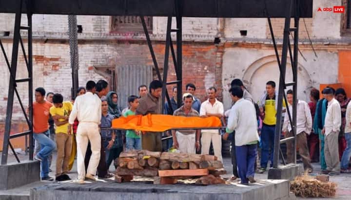 गरुड़ पुराण के अनुसार, माता-पिता या परिवार के किसी भी सदस्य की मृत्यु के बाद सिर मुंडवाया जाता है. मृत्यु के बाद यह सूतक का एक आवश्यक नियम माना जाता है. बाल देना का अधिकार सिर्फ पुरुषों को ही है.