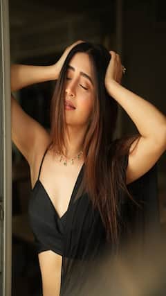 બ્લેક સાડીમાં શિવાંગી જોશીનો જોવા મળ્યો બોલ્ડ અંદાજ