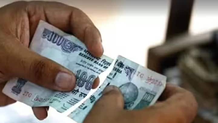 Note Exchange Rules: જો તમને ATMમાંથી ફાટેલી કે ક્ષતિગ્રસ્ત 500 રૂપિયાની નોટ મળે તો ગભરાશો નહીં. કોઈપણ ફી વગર તેને બદલવાની જવાબદારી બેન્કની છે. તમે આ પદ્ધતિનો ઉપયોગ કરીને તેને સરળતાથી બદલી શકો છો.