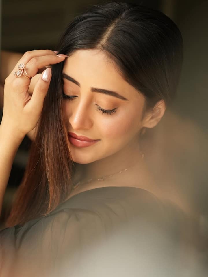 फेस मेकअप की बात करें तो एक्ट्रेस ने नो-मेकअप मेकअप वाइब को चूज़ किया है. स्मूद बेस, पीची ब्लश, हल्की ब्रॉन्ज़िंग और ग्लॉसी न्यूड लिप्स, सब कुछ उनके नेचुरल ग्लो को एनहांस कर रहा है.