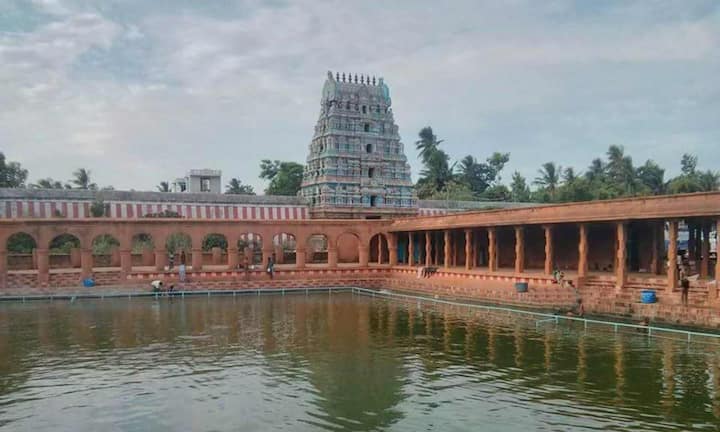 वहीं तमिलनाडु के तिरुनागेश्वरम में स्थित तिरुनागेश्वरम नागनाथर मंदिर राहु स्तलम के नाम से भी जाना जाता है और राहु पूजा के लिए बहुत खास माना जाता है. इस मंदिर में होने वाली राहुकाल पूजा बहुत ज्यादा प्रसिद्ध है. वहीं इस मंदिर तक आप तंजावुर और कुंभकोणम से आसानी से पहुंच सकते हैं.