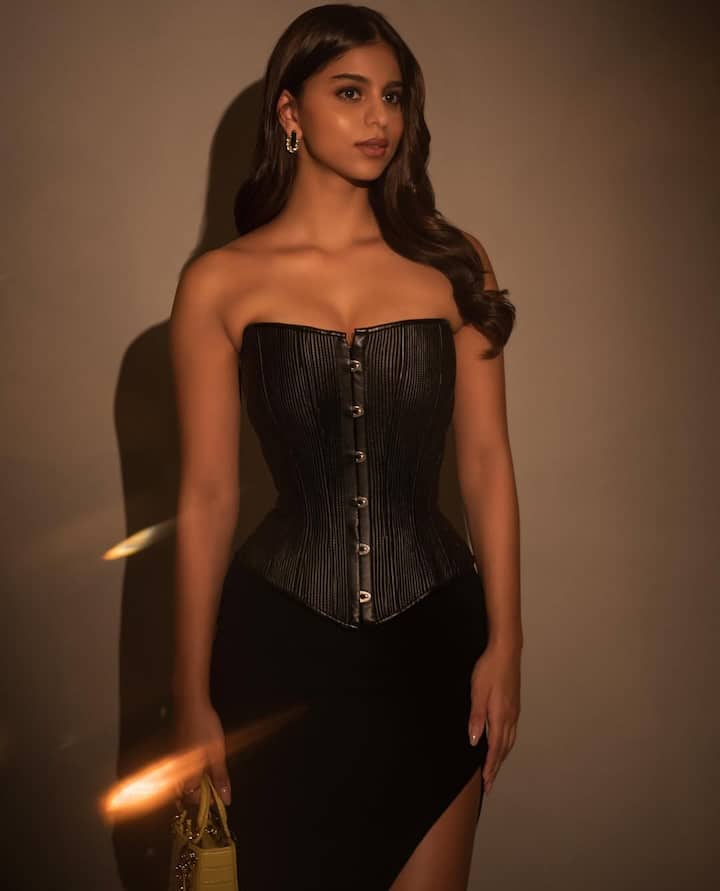 This corset dress can also be a good option for your New Year party. Haseena paired the black corset top with a black high slit cut skirt. She completed this look with minimal accessories.