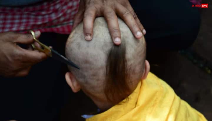 अंतिम संस्कार के दौरान मुखाग्नि देने वाला शख्स अपना मुंडन करवाता है. फिर कुछ दिनों बाद परिवार के अन्य सदस्य भी मुंडन करवा कर अपने बाल त्यागते हैं.