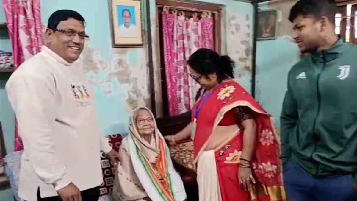 West Bengal: 103 साल की महिला ने भरा SIR फॉर्म, BLO ने घर जाकर किया सम्मानित, बोलीं- देश हित में करूंगी वोट