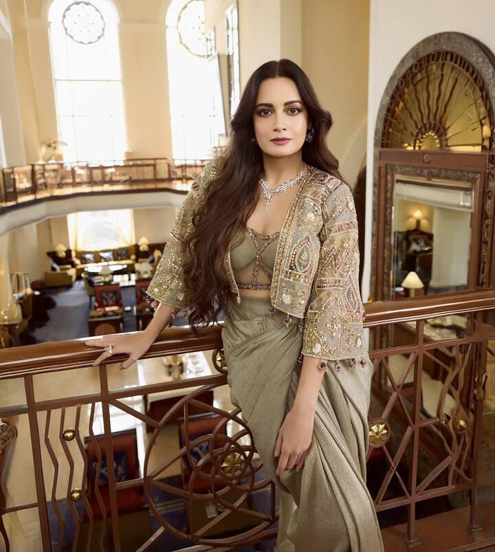 दीया मिर्जा 90 के दशक की पॉपुलर एक्ट्रेस हैं. उन्होंने हर 90 किड्स को अपनी खूबसूरती से दीवाना बनाया और लगभग सभी को फर्स्ट क्रश भी रहीं. आज एक्ट्रेस अपना 44वां जन्मदिन सेलिब्रेट कर रही हैं.