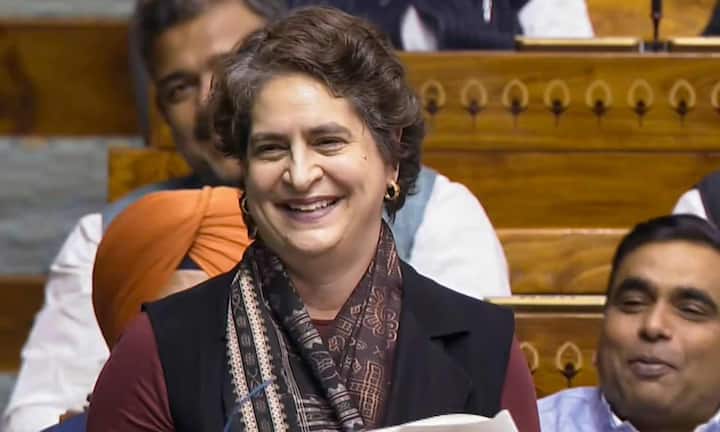 स्कूली पढ़ाई पूरी करने के बाद प्रियंका गांधी ने दिल्ली यूनिवर्सिटी के Jesus and Mary College से साइकोलॉजी में ग्रेजुएशन किया.