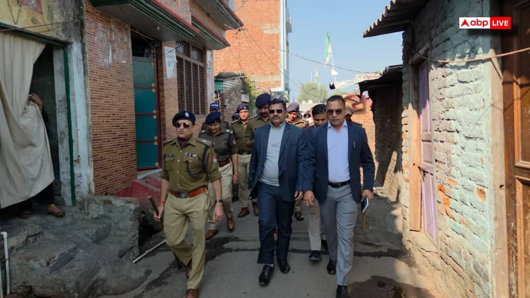 हल्द्वानी: बनभूलपुरा रेलवे भूमि अतिक्रमण मामले में 10 दिसंबर को आ सकता है फैसला, पुलिस ने किया फ्लैग मार्च Haldwani banbhulpura railway encroachment case security flag march ahead of supreme court verdict police alert ann हल्द्वानी: बनभूलपुरा रेलवे भूमि अतिक्रमण मामले में 10 दिसंबर को आ सकता है फैसला, पुलिस ने किया फ्लैग मार्च