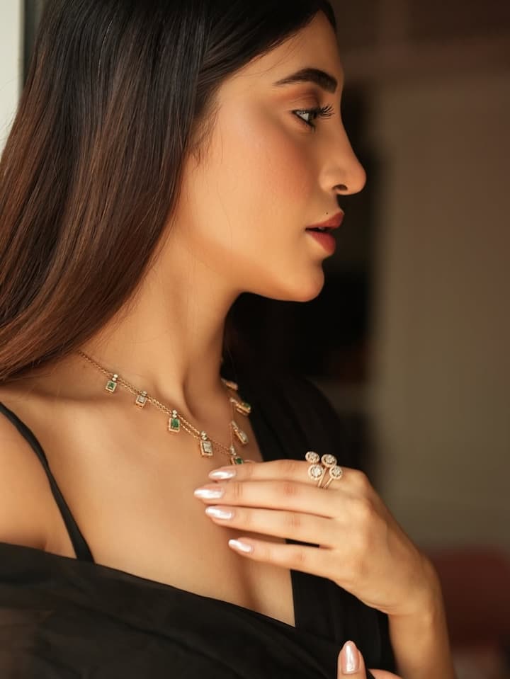 तस्वीर में एक्ट्रेस ने ब्लैक कलर की बेहद एलीगेंट साड़ी कैरी की है, जिसका फॉल सॉफ्ट और शीयर फैब्रिक में है, जो लुक को सब्टल से लेकर क्लासी तक बना रहा है. उनका ब्लाउज डीप-नेक, परफेक्ट-फिट और मॉडर्न टच वाला है, जो पूरे आउटफिट को एक शार्प, चिक फिनिश देता है.