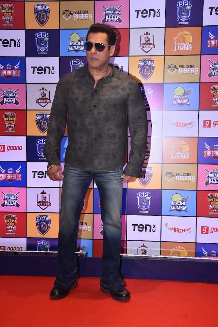 वहीं दूसरी ओर भाईजान सलमान खान का स्वैग भी देखने लायक था. लूज शर्ट और डेनिम जिंस के साथ गॉगल्स लगाकर एक्टर काफी डैशिंग लग रहे हैं.