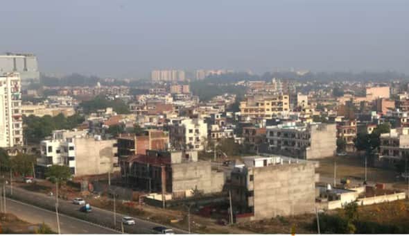 ਕਰੋੜਾਂ ਦਾ ਟੈਕਸ ਅਜੇ ਵੀ ਬਕਾਇਆ   ਨਗਰ ਨਿਗਮ ਦੇ ਰਿਕਾਰਡਾਂ ਅਨੁਸਾਰ, ਸਭ ਤੋਂ ਵੱਡਾ ਡਿਫਾਲਟਰ ਪੰਜਾਬ ਯੂਨੀਵਰਸਿਟੀ ਹੈ, ਜਿਸ 'ਤੇ ਲਗਭਗ ₹60 ਕਰੋੜ ਦਾ ਪ੍ਰਾਪਰਟੀ ਟੈਕਸ ਬਕਾਇਆ ਹੈ। ਇਸ ਤੋਂ ਬਾਅਦ ਆਈਟੀ ਪਾਰਕ ਦਾ ਨੰਬਰ ਆਉਂਦਾ ਹੈ, ਜਿਸ 'ਤੇ ਲਗਭਗ ₹45 ਕਰੋੜ ਦਾ ਬਕਾਇਆ ਹੈ। ਪੀਜੀਆਈ 'ਤੇ ₹23 ਕਰੋੜ ਦੀ ਦੇਣਦਾਰੀ ਸੀ, ਜਿਸ ਵਿੱਚੋਂ ₹11 ਕਰੋੜ ਹਾਲ ਹੀ ਵਿੱਚ ਨਿਗਮ ਕੋਲ ਜਮ੍ਹਾਂ ਕਰਵਾਏ ਗਏ ਸਨ।  ਇਸੇ ਤਰ੍ਹਾਂ, ਯੂਟੀ ਇੰਜੀਨੀਅਰਿੰਗ ਵਿਭਾਗ 'ਤੇ ₹16 ਕਰੋੜ, ਗੋਲਫ ਕਲੱਬ 'ਤੇ ₹12 ਕਰੋੜ ਅਤੇ ਪੰਜਾਬ ਇੰਜੀਨੀਅਰਿੰਗ ਕਾਲਜ (ਪੀਈਸੀ) 'ਤੇ ₹10 ਕਰੋੜ ਦਾ ਪ੍ਰਾਪਰਟੀ ਟੈਕਸ ਬਕਾਇਆ ਹੈ। ਰੇਲਵੇ ਸਟੇਸ਼ਨ ਨੇ ਹਾਲ ਹੀ ਵਿੱਚ ਆਪਣੇ ਬਕਾਏ ਵਿੱਚੋਂ ₹2.98 ਕਰੋੜ ਜਮ੍ਹਾਂ ਕਰਵਾਏ ਹਨ।