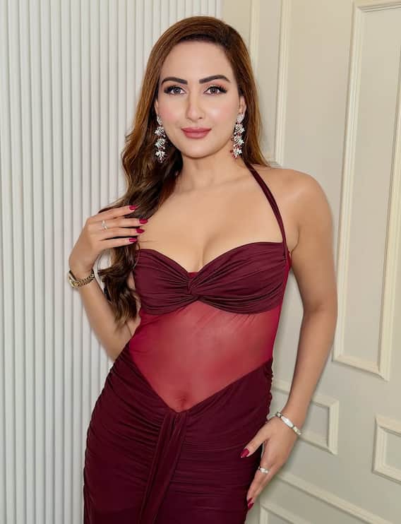 બોલ્ડ આઉટફિટમાં એક્ટ્રેસ ઝારા યાસ્મીનનો ગ્લેમરસ અંદાજ