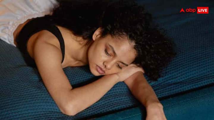 रोज 6 घंटे सोना काफी नहीं है.अगर आप आधी रात तक मोबाइल देखते रहते हैं या स्क्रीन यूज करते हैं, तो शरीर में मेटाबॉलिक स्ट्रेस बढ़ता है.इससे कॉर्टिसोल बढ़ जाता है, खून गाढ़ा हो जाता है, प्लाक ज्यादा अस्थिर हो जाता है और अचानक हार्ट अटैक की संभावना बढ़ती है.