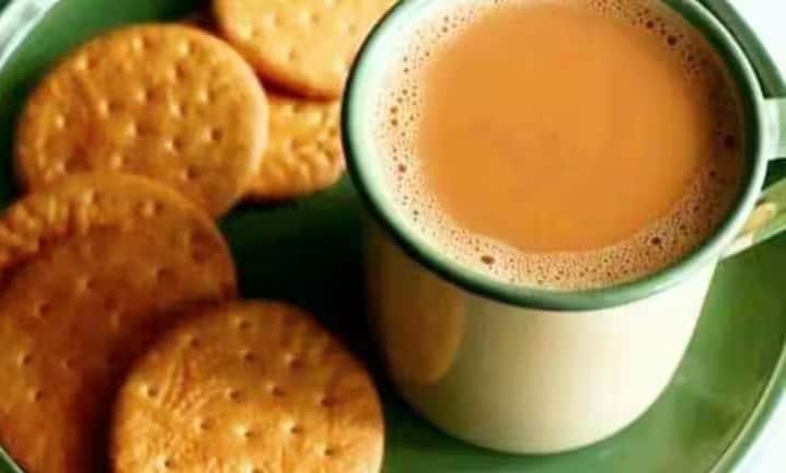 सुबह की चाय के साथ बिस्कुट खाने के नुकसान से बचने के लिए, आप अपनी सुबह की शुरुआत ऐसे पेय से कर सकते हैं जो आंत के स्वास्थ्य और मेटाबॉलिज़्म को बेहतर बनाता है। चाय और बिस्कुट की बजाय, आप अपनी सुबह की शुरुआत सौंफ के पानी, धनिये के बीज के पानी, एलोवेरा जूस या दालचीनी मिले नारियल पानी से कर सकते हैं।