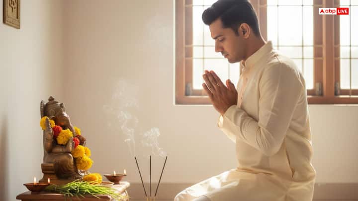 मूलांक 5 वालों के लिए बुधवार का दिन काफी शुभ माना जाता है. इस दिन गणेश जी को दूर्वा चढ़ाने से बुध ग्रह मजबूत माना जाता है. इस दिन ॐ गं गणपतये नमः और ॐ ब्रां ब्रीं ब्रौं सः बुधाय नमः