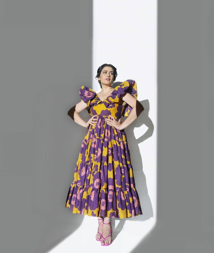 इस फ्लोरल प्रिंट ड्रेस में एक्ट्रेस कमाल की लग रही हैं. उनका ये अंदाज उन्हें और भी निखार रहा है. उन्होंने शटल मेकअप किया है और कर्ली हेयर्स रखे है.