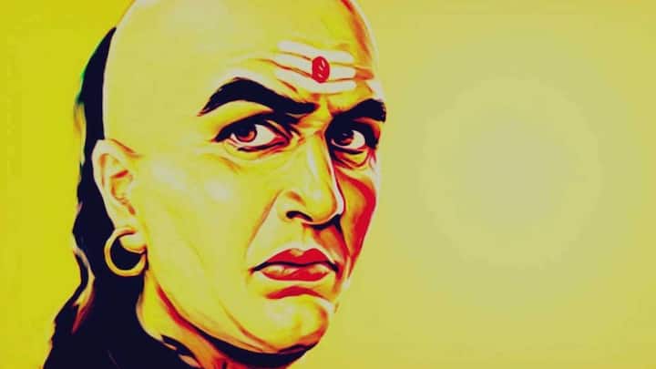 आज्ञाधारक मुलगा - चाणक्य यांच्या मते, ज्या वडिलांचा मुलगा त्यांच्या शब्दांचे पालन करतो त्यांना सर्वात जास्त आदर आणि आनंद मिळतो. आजच्या काळात, पालक आणि मुलांमध्ये मतभेद होणे सामान्य आहे, परंतु जे मुले त्यांच्या पालकांचा आदर करतात आणि त्यांच्या मार्गदर्शनाचे पालन करतात ते त्या कुटुंबात शांती, आशीर्वाद आणि सुरळीत जीवन टिकवून ठेवतात. अशा वडिलांना पृथ्वीवरील स्वर्गाचे आनंद अनुभवायला मिळतात.