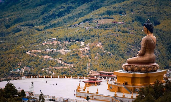 वहीं भूटान को दुनिया का हैप्पीनेस नेशन कहा जाता है और यहां की प्राकृतिक सुंदरता इसे और खास बनाते हैं. यहां जाने के लिए भारतीयों के लिए वीजा की जरूरत भी नहीं होती है, जिससे यहां के ट्रिप और भी किफायती हो जाती है. ऐसे में आप कुल 40 से 65 हजार में एक हफ्ते की भूटान की ट्रिप कर सकते हैं.