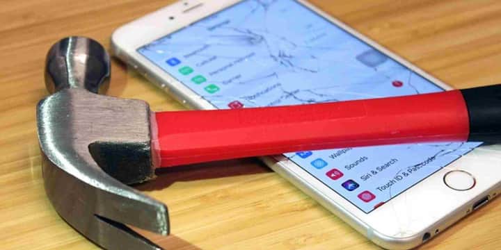 దాదాపు ప్రతి ఒక్కరూ చేసే తప్పుల్లో ఇది కచ్చితంగా ఉంటుంది. అదేంటంటే ఇతరుల ఛార్జర్స్ వాడతారు. లేదా చవకైన, నకిలీ ఛార్జర్లు వాడుతారు. ఇలా చేయడం వల్ల బ్యాటరీ లైఫ్ పాడు అవుతుంది. ఛార్జింగ్ పోర్ట్ కూడా దెబ్బతినవచ్చు. ఫోన్కు సరైన వోల్టేజ్, యాంపియర్లు అందేలా అసలైన, నాణ్యత గల సర్టిఫైడ్ ఛార్జర్ను ఉపయోగించాలి.