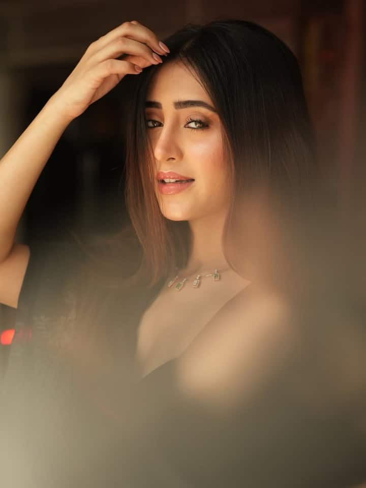 बालों को उन्होंने नेचुरली ओपन रखा है, जो उनके शोल्डर्स पर गिरते हुए बहुत ही एस्थेटिक फील क्रिएट कर रहे हैं.लाइट ब्राउन और सॉफ्ट हाइलाइट्स उनके हेयर को और भी फ्रेश और ग्लॉसी लुक दे रहे हैं.