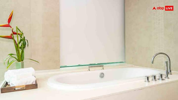 अगर आपका गीजर 2 साल से ज्यादा पुराना है, तो उसे बिना चेक करवाए बिल्कुल ऑन न करें. समय के साथ हीटिंग एलिमेंट में परत जम जाती है, जिससे गीजर जरूरत से ज्यादा गरम हो सकता है और फटने तक की नौबत आ सकती है. इसलिए सर्दी शुरू होते ही टेक्नीशियन से पूरी जांच करवाना सबसे सुरक्षित तरीका है.