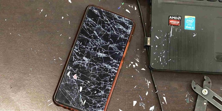 ఎక్కువమంది చేసే అతిపెద్ద తప్పు ఏంటంటే.. ఏదైనా యాప్ని డౌన్లోడ్ చేసేప్పుడు థర్డ్ పార్టీ ప్లాట్ఫారమ్ నుంచి ఇన్స్టాల్ చేస్తారు. బయట నుంచి డౌన్లోడ్ చేసిన యాప్లలో వైరస్లు, స్పైవేర్ లేదా ట్రోజన్లు ఉండవచ్చు. ఇవి మీ ఫోన్ భద్రతను ఉల్లంఘించి వ్యక్తిగత డేటా, పాస్వర్డ్లు, కెమెరా-మైక్లకు కూడా యాక్సెస్ తీసుకుంటాయి. ఇవి ఫోన్ వేగాన్ని తగ్గిస్తాయి. దీనివల్ల ఫోన్ పదేపదే హ్యాంగ్ అవుతుంది. సురక్షితంగా ఉండటానికి యాప్లను ప్లే స్టోర్ లేదా యాప్ స్టోర్ నుంచి మాత్రమే డౌన్లోడ్ చేసుకోవాలి.