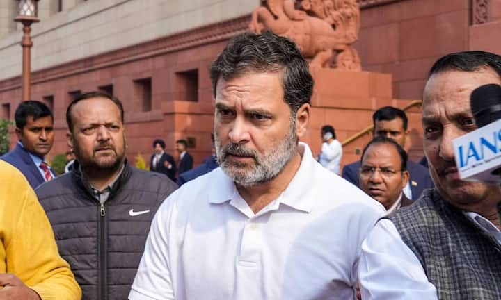 वहीं राहुल गांधी ने स्कूलिंग दिल्ली के St. Columba’s School से शुरू की और बाद में देहरादून के he Doon School में पढ़े. वहीं सुरक्षा कारणों से बाद में राहुल गांधी को भी होम स्कूलिंग पर शिफ्ट कर दिया गया.