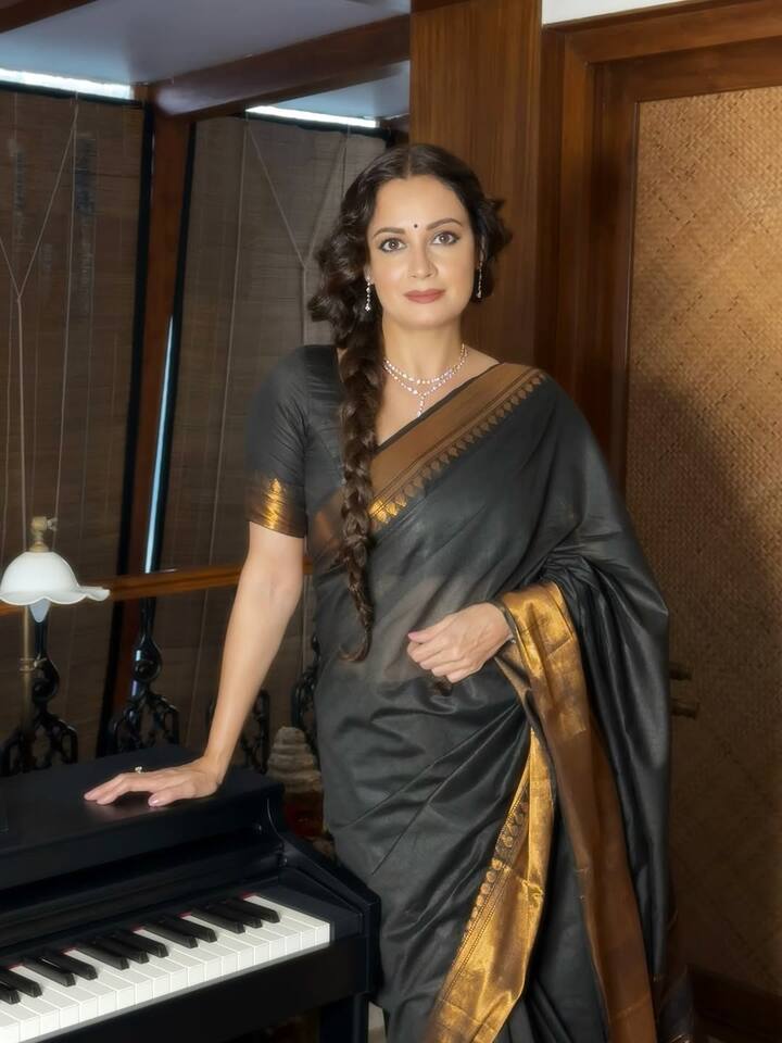 These days, Dia Mirza stays away from films but she is always connected with her fans on social media. The actress shares every photoshoot of hers with her fans. Fans also lose their senses after seeing the looks of their favorite actress.