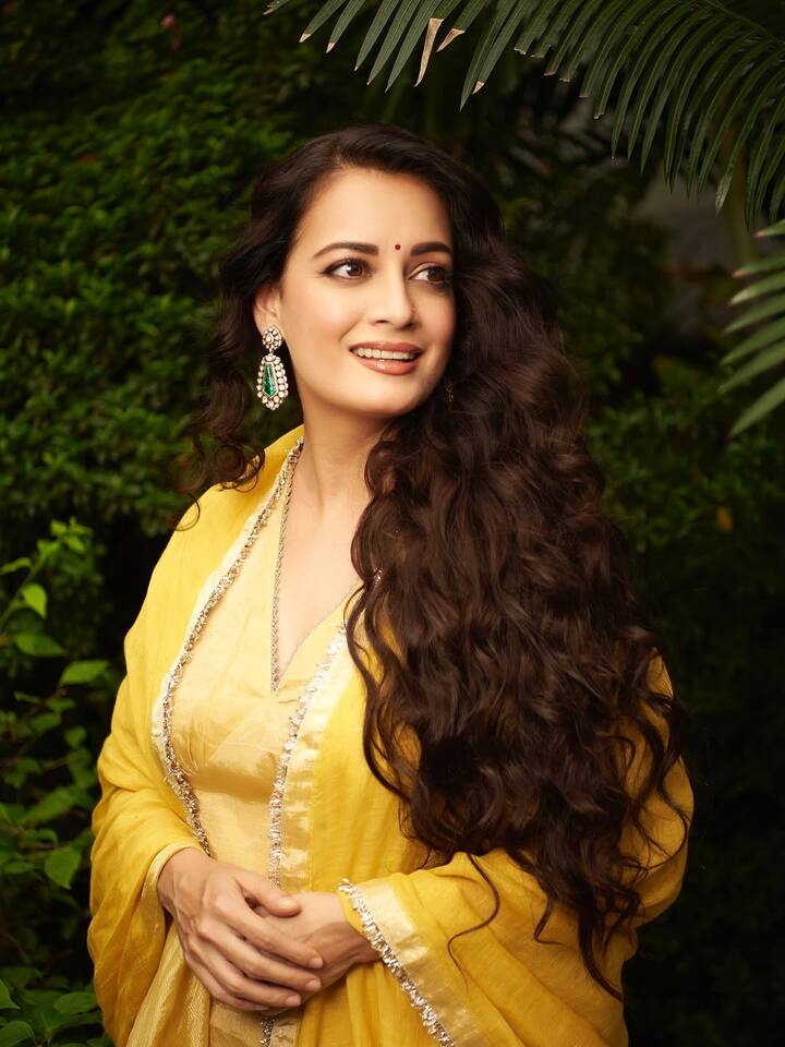Be it Indian or Western, the actress's look is amazing in every outfit. With her amazing confidence and elegance, the actress makes even a minimal outfit a style statement.