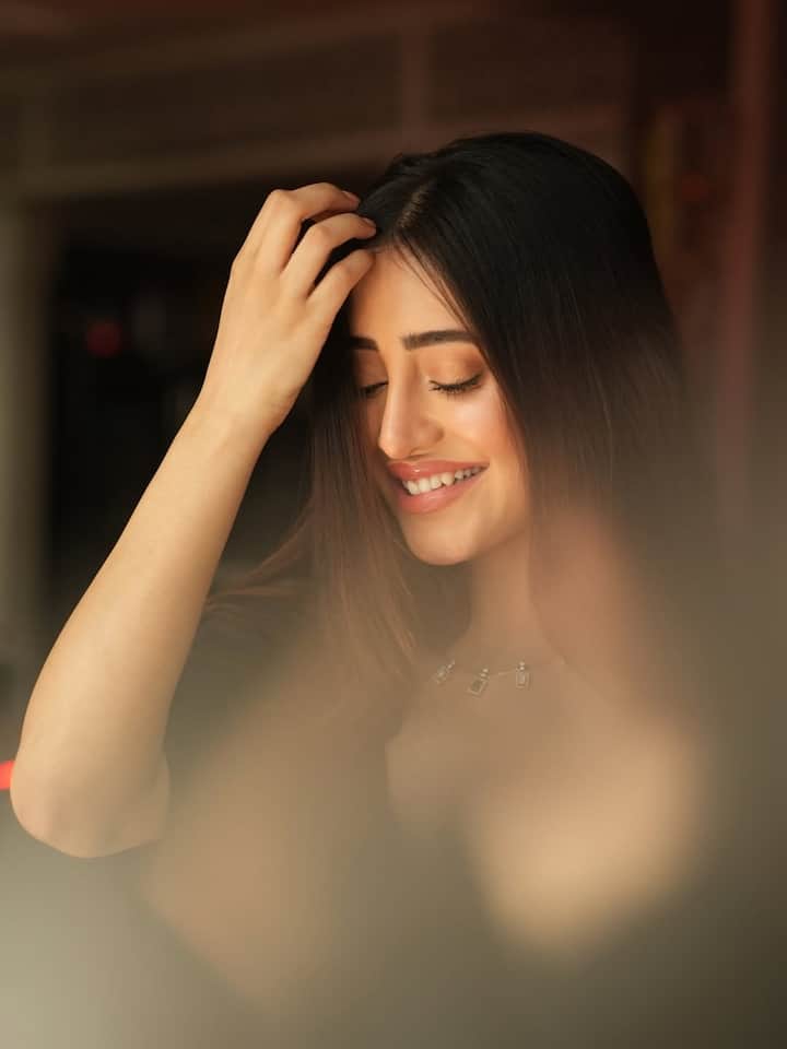 कुल मिलाकर, ये ब्लैक साड़ी फोटोशूट प्योर क्लैसी, प्योर ग्लैम और प्योर कॉन्फिडेंस वाइब्स देता है और यही वजह है कि ये लुक इंटरनेट पर धड़ाधड़ वायरल हो रहा है.