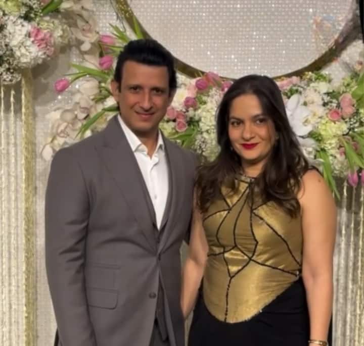 शरमन जोशी ने प्रेम चोपड़ा की बेटी प्रेरणा चोपड़ा से शादी की है. शरमन ने 2000 में प्रेरणा से शादी की थी और उनके तीन बच्चे हैं, और उनका रिश्ता बहुत अच्छा है.