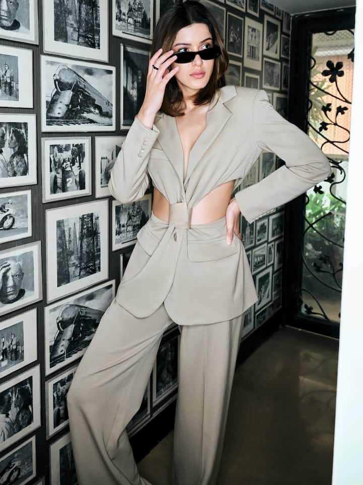 उनके इस लुक में सबसे पहले जो चीज़ अट्रैक्ट करती है, वो है उनका बेज़ कलर का सुपर-स्टाइलिश को-ऑर्ड सेट. इस आउटफिट में ब्लेज़र को एक मॉडर्न ट्विस्ट दिया गया है. साइड कट-आउट डिजाइन और फ्रंट नॉट-डीटेल इसे बिलकुल अलग और एक्सपेरिमेंटल टच दे रहा है. ब्लेज़र का डीप नेकलाइन इस पूरे लुक को क्लैसी सेंसुआलिटी देता है. न ज़्यादा लाउड, न ही ज़्यादा ओवर, बस परफेक्ट बैलेंस है.