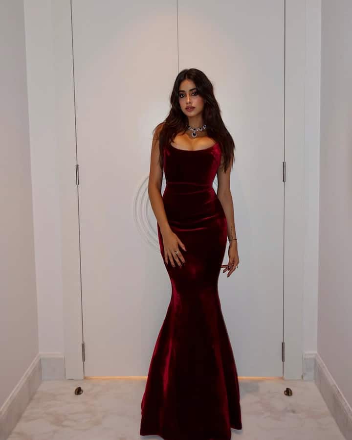 Jhanvi looks absolutely royal in deep red velvet dress. The rich texture and deep red color of velvet further enhances its grace and elegance. The fitted silhouette perfectly highlights her body shape. With this, straight glossy hair and bold eye makeup make her look completely party-friendly.