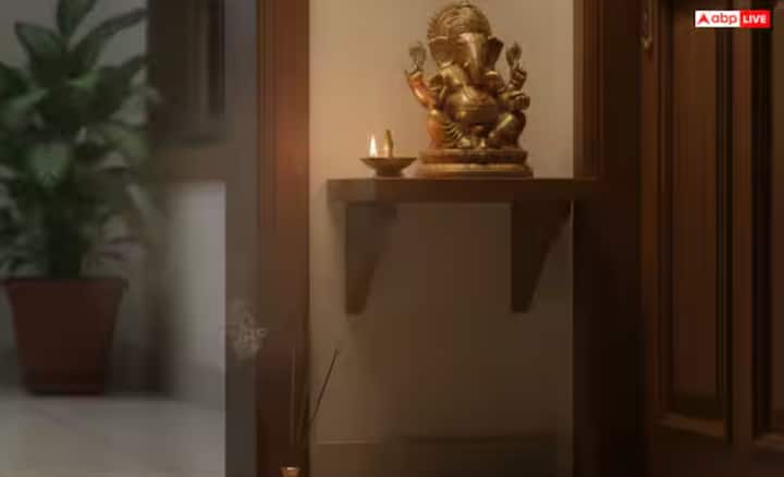 ਇਨ੍ਹਾਂ ਪੌਦਿਆਂ ਤੋਂ ਇਲਾਵਾ, ਮੰਦਰ ਵਿੱਚ ਜਾਂ ਘਰ ਦੇ ਮੁੱਖ ਦਰਵਾਜ਼ੇ 'ਤੇ ਇੱਕ ਵਿਸ਼ੇਸ਼ ਤਾਂਬੇ ਦਾ ਯੰਤਰ ਲਗਾਉਣਾ ਵੀ ਸ਼ੁਭ ਮੰਨਿਆ ਜਾਂਦਾ ਹੈ। ਇਹ ਗ੍ਰਹਿਆਂ ਦੇ ਨਕਾਰਾਤਮਕ ਪ੍ਰਭਾਵਾਂ ਨੂੰ ਘਟਾਉਣ ਲਈ ਮੰਨਿਆ ਜਾਂਦਾ ਹੈ। ਇਸ ਤੋਂ ਇਲਾਵਾ, ਮੁੱਖ ਦਰਵਾਜ਼ੇ 'ਤੇ ਭਗਵਾਨ ਗਣੇਸ਼ ਦੀ ਮੂਰਤੀ ਰੱਖਣ ਅਤੇ