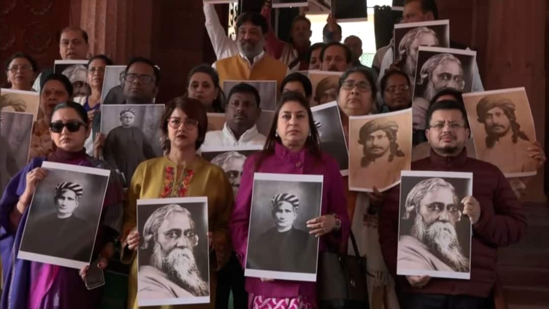 Bankim Chandra Controversy : প্রধানমন্ত্রীর 'বঙ্কিমদা' সম্বোধন, রবীন্দ্রনাথ-বঙ্কিমের ছবি হাতে নিয়ে প্রতিবাদ সংসদ চত্বরে, সরব মমতাও PM Modi Mentions Bankim Chandra Chatterjee As Bankim Da TMC MP Protest Bankim Chandra Controversy : প্রধানমন্ত্রীর 'বঙ্কিমদা' সম্বোধন, রবীন্দ্রনাথ-বঙ্কিমের ছবি হাতে নিয়ে প্রতিবাদ সংসদ চত্বরে, সরব মমতাও