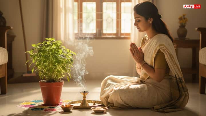 वास्तु के नियमों के अनुसार घर में नियमित साफ सफाई भी धार्मिक कारणों से जुड़ा है. घर की रोज सफाई करें और तुलसी की पूजा करें. गंगाजल छिड़कें. कपूर जलाएँ. इन उपायों से घर में शांति, प्रेम हमेशा बनी रहतl है.