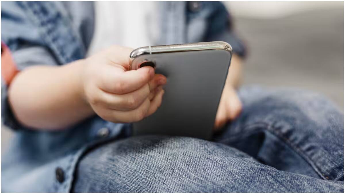 Mobile Addiction in Children : పిల్లలకు స్మార్ట్‌ఫోన్ ప్రమాదకరం.. నిద్రలేమి, డిప్రెషన్​తో పాటు తీవ్ర నష్టాలు, జాగ్రత్త!