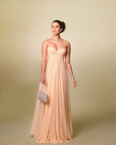 સ્ટ્રેપલેસ ડ્રેસમાં તારા સુતારિયાએ કરાવ્યું ફોટોશૂટ