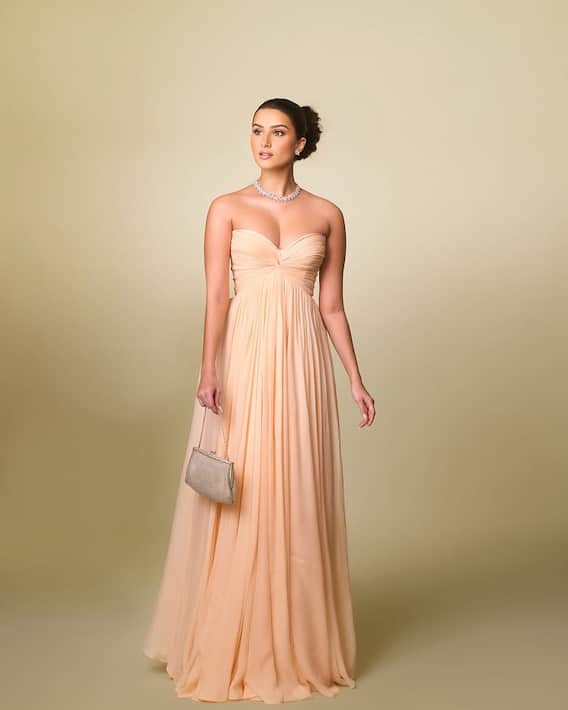 સ્ટ્રેપલેસ ડ્રેસમાં તારા સુતારિયાએ કરાવ્યું ફોટોશૂટ