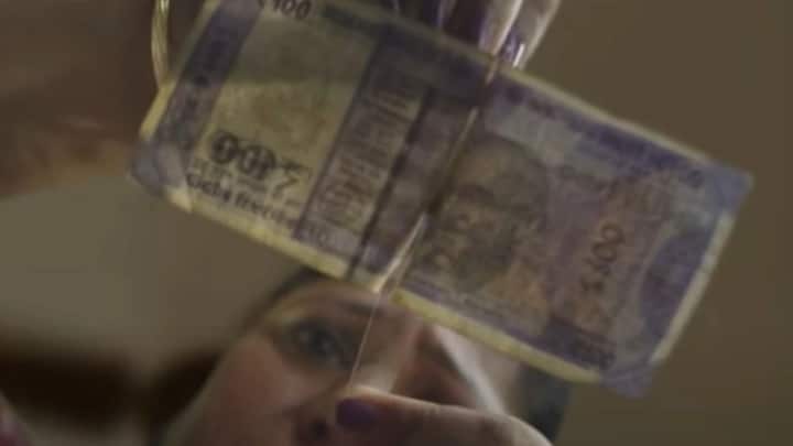 अगर फटा या कटा नोट ATM से मिला है. तो उसकी कीमत आपको पूरी मिलती है. इसके लिए बस एक छोटा सा प्रोसेस फॉलो करना होता है. RBI कहता है कि ग्राहक को ATM से मिले खराब नोट के बदले पूरा मूल्य दिया जाएगा.