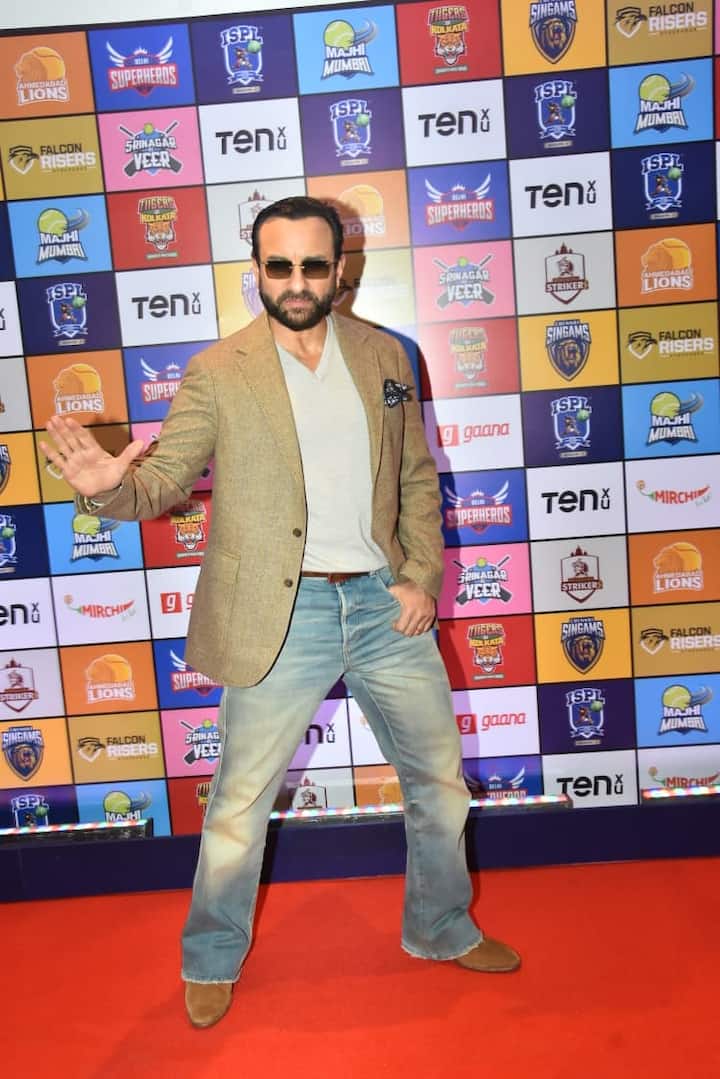 अक्षा कंबोज के अलावा टाइगर्स ऑफ कोलकाता के ओनर सैफ अली खान भी ऑक्शन में पहुंचे. पैप्स के सामने उन्होंने भी कई पोज दिए. डेनिम जिंस और ब्लेजर में उनका ये क्लासी लुक फैंस को इंप्रेस कर रहा है.