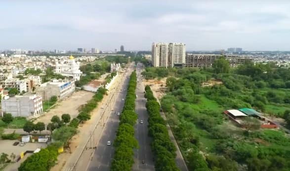 ਪੁਰਾਣੇ ਵੱਡੇ ਡਿਫਾਲਟਰਾਂ ਤੋਂ ਵਸੂਲੀ  ਨਗਰ ਨਿਗਮ ਨੇ ਨਵੇਂ ਟੈਕਸ ਡਿਫਾਲਟਰਾਂ ਵਿਰੁੱਧ ਕਾਰਵਾਈ ਕਰਨ ਦੇ ਨਾਲ-ਨਾਲ ਪੁਰਾਣੇ ਵੱਡੇ ਡਿਫਾਲਟਰਾਂ ਤੋਂ ਬਕਾਏ ਵਸੂਲਣ ਲਈ ਆਪਣੀਆਂ ਕੋਸ਼ਿਸ਼ਾਂ ਤੇਜ਼ ਕਰ ਦਿੱਤੀਆਂ ਹਨ। ਪੀਜੀਆਈ ਨੇ ਆਪਣੇ ਬਕਾਏ ਵਿੱਚੋਂ ₹11 ਕਰੋੜ ਕਾਰਪੋਰੇਸ਼ਨ ਕੋਲ ਬਕਾਏ ਵਜੋਂ ਜਮ੍ਹਾ ਕਰਵਾਏ ਹਨ, ਜਦੋਂ ਕਿ ਰੇਲਵੇ ਵਿਭਾਗ ਨੇ ਵੀ ₹3 ਕਰੋੜ ਦਾ ਭੁਗਤਾਨ ਕਰ ਦਿੱਤਾ ਹੈ।  ਅਧਿਕਾਰੀਆਂ ਦਾ ਕਹਿਣਾ ਹੈ ਕਿ ਜ਼ਿਆਦਾਤਰ ਮਾਮਲਿਆਂ ਦਾ ਨਿਪਟਾਰਾ ਵਨ ਟਾਈਮ ਸੈਟਲਮੈਂਟ (OTS) ਸਕੀਮ ਤਹਿਤ ਹੋਣ ਦੀ ਸੰਭਾਵਨਾ ਹੈ, ਜਿਸ ਨਾਲ ਨਿਗਮ ਦੀ ਬਕਾਇਆ ਵਸੂਲੀ ਵਿੱਚ ਹੋਰ ਵਾਧਾ ਹੋਣ ਦੀ ਉਮੀਦ ਹੈ।