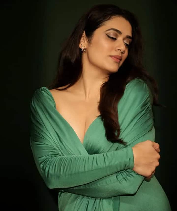 गिरिजा ओक अक्सर इंस्टाग्राम पर वेस्टर्न लुक में अपनी तस्वीरें शेयर करती रहती है, जहां वो अपने स्टाइलिश लुक्स से सबका ध्यान खींच लेती हैं.