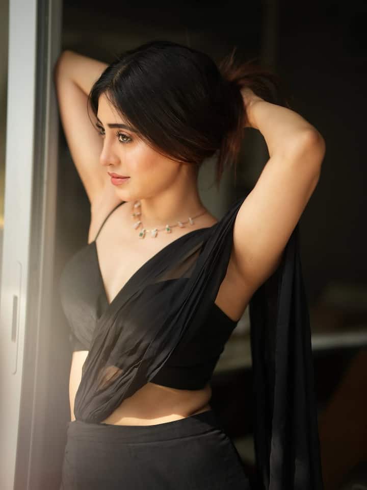 इस फोटो में उनका पोज़ दोनों हाथों को बालों में ले जाते हुए है जो एक ग्रेसफुल, कॉन्फिडेंट और फ्री-स्पिरिटेड वाइब देता है. सॉफ्ट लाइटिंग उनके चेहरे पर नेचुरली पड़ रही है, जिससे स्किन ग्लो और भी ज्यादा हाइलाइट हो रहा है.