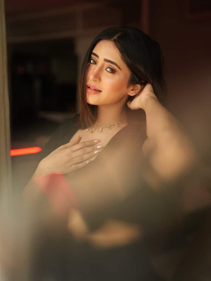 सोशल मीडिया पर फैंस लगातार उनकी तारीफ कर रहे हैं. किसी ने लिखा 'उफ्फ ये ग्लो', तो किसी ने कहा 'ब्लैक में तो आग लगा दी', जबकि कई फैंस उन्हें फायर क्वीन और गॉर्जियस कह रहे हैं.