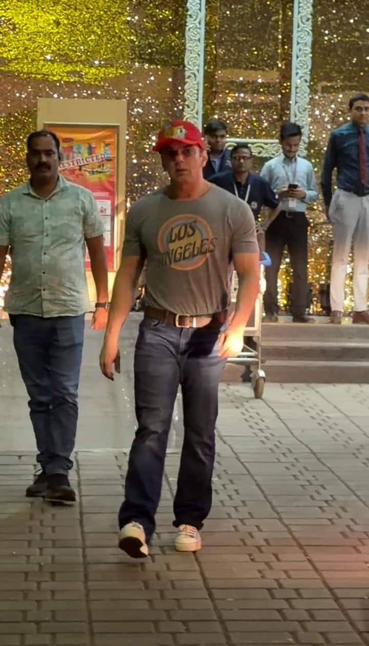 इसके बाद सलमान खान के भाई सुहैल खान को भी एयरपोर्ट पर देखा गया. अभिनेता ने पैप्स के सामने जमकर पोज दिया. बात करें उनके लुक की तो टी शर्ट और डेनिम में एक्टर काफी डैशिंग लगे.