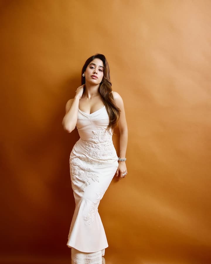Jhanvi looks very elegant and graceful in a white dress with simple and minimal design. With clean lines and a formal fit, this dress represents modern elegance. Minimal jewellery, glossy hair and nude makeup makes the look completely stylish and party-ready.