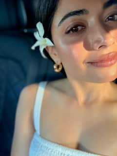 Rashmika Mandanna: చెవిలో పువ్వు పెట్టిన రష్మిక... ఫోటోల కోసమేనండోయ్!