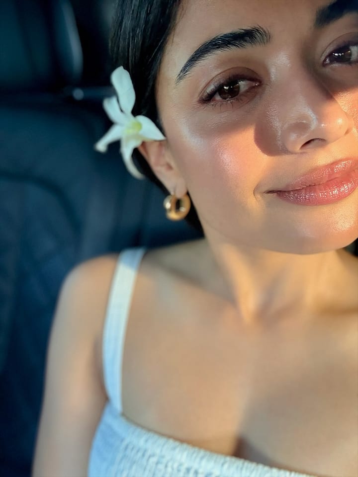 Rashmika Latest Trip Photos: రష్మిక చెవిలో పువ్వు పెట్టారు... అదీ ఫోటోల కోసమే! లేటెస్ట్ టూర్ నుంచి ఆవిడ షేర్ చేసిన ఫోటోలు ఇవి. 