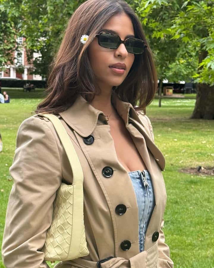 If you want to stand out from the crowd and try something different, then this look will also look good on you. In this, Suhana Khan has paired her denim dress with a long trench coat. You can look different by wearing such an outfit in the New Year party.