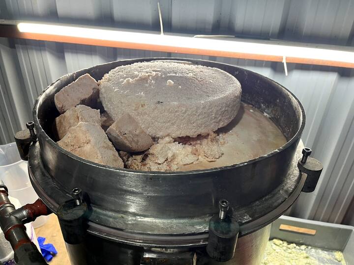 वर्ध्यात असणाऱ्या ड्रग्स फॅक्टरीचा पर्दाफाश केला आहे.